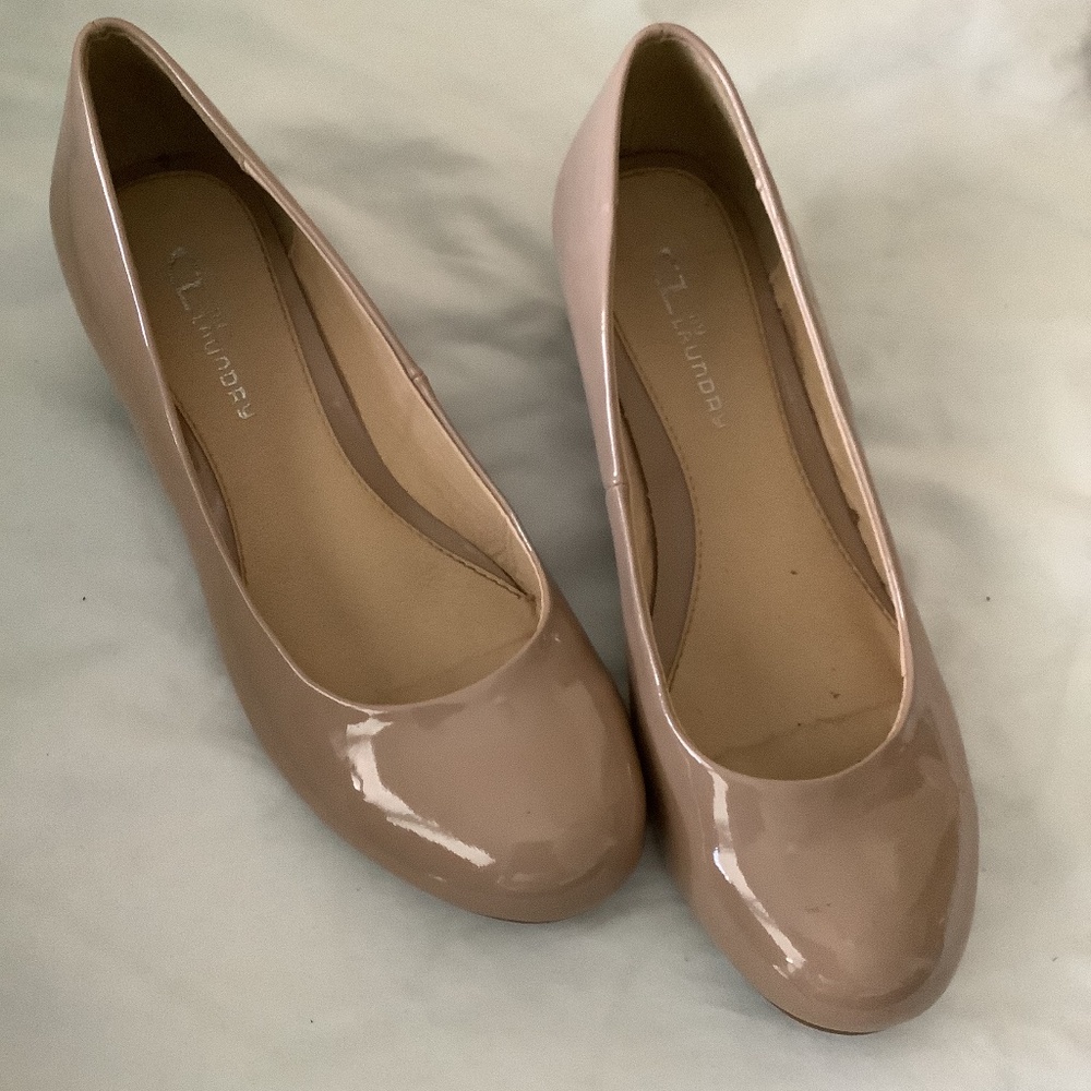 W 8-1/2 patent leather closed toe wedges